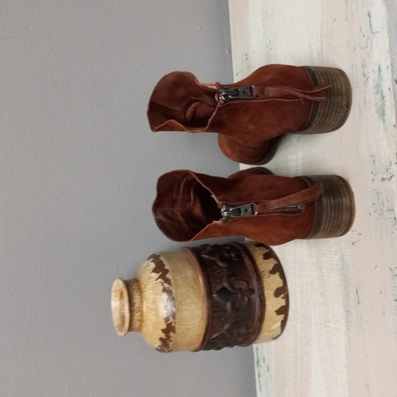 LUCKY BRAND WINE COLORED LEATHER, ZIP BACK ANKLE BOOTS - Picture 3 of 13